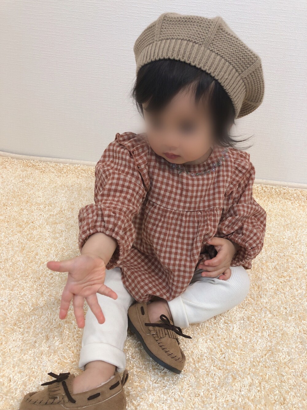 「チェック、ブラウス、ベレー帽、UNIQLO、レギンス、モカシン、プチプラ、キッズコーデ、1歳、秋コーデ、おんなのこ、1歳2ヶ月、チェック柄に恋してる、チェッカーず2021」｜「しまむらのアイテム（シャツ/ブラウス、ブラウン系）」を使った、kanchaaさん（キッズ・70cm）の秋コーディネートの2枚目の写真