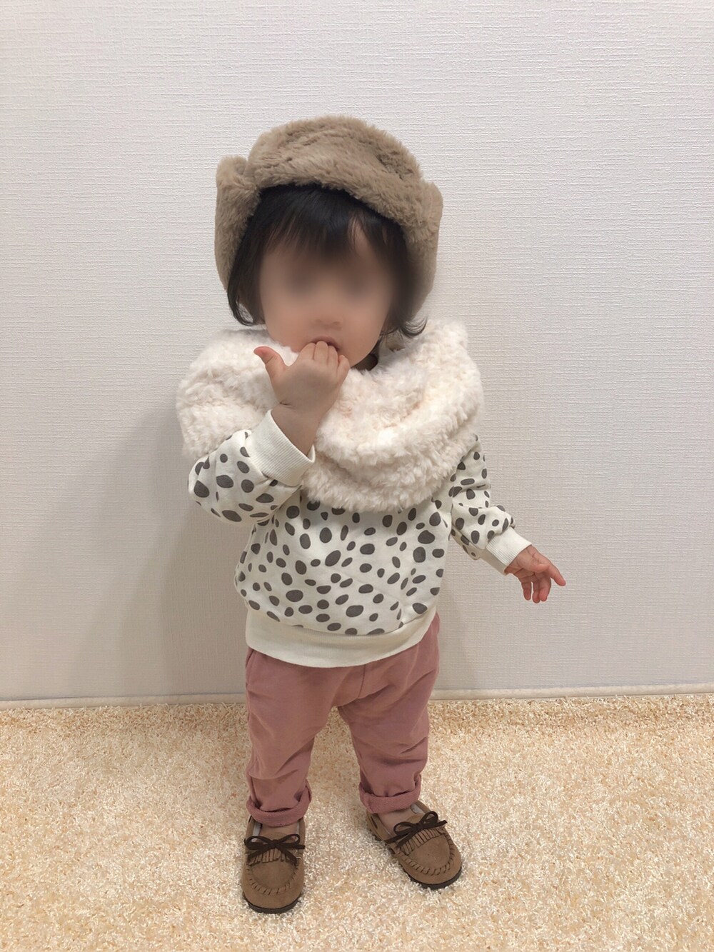 「スウェットパンツ、スウェット、スヌード、ホワイト、ピンク、もこもこ、モカシン、プチプラ、キッズコーデ、1歳、ファー帽子、ダルメシアン柄、おんなのこ、1歳3ヶ月、秋冬コーデ」｜「しまむらのsize80（スウェット、ホワイト系）」を使った、kanchaaさん（キッズ・80cm）の冬コーディネートの2枚目の写真