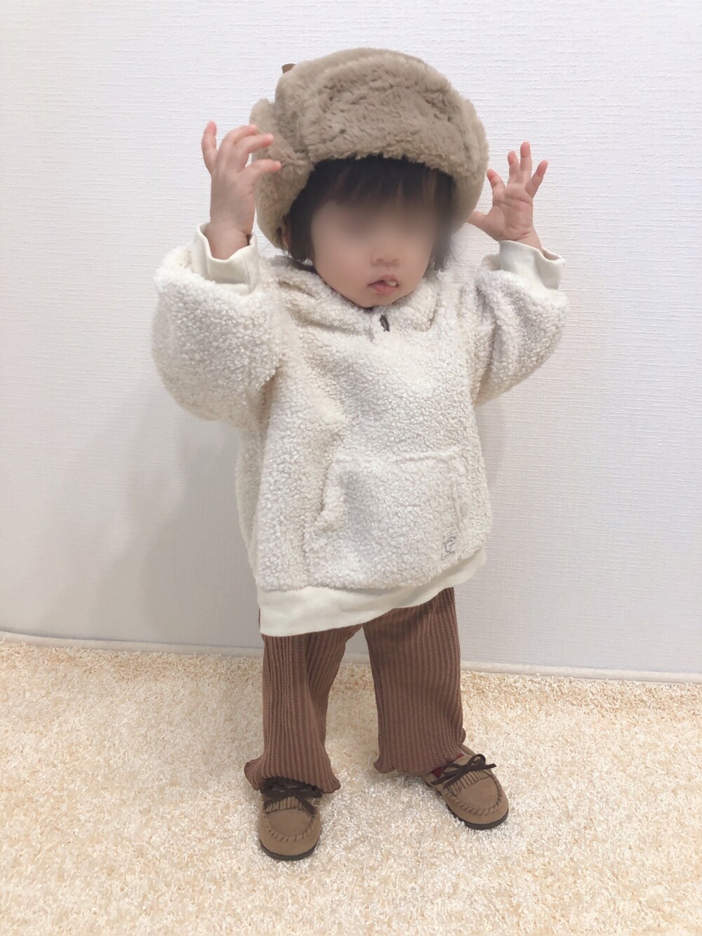 「キッズコーデ、クリスマスに着たい服、冬コーデ、パーカー、ボア、カラーパンツ、ジャガード、モカシン、フライトキャップ、クリスマス、プチプラ、1歳、1歳4ヶ月、おんなのこ、マイベストコーデ2021」｜「Birthdayのsize95（パーカー、ホワイト系）」を使った、kanchaaさん（キッズ・80cm）の冬コーディネートの4枚目の写真