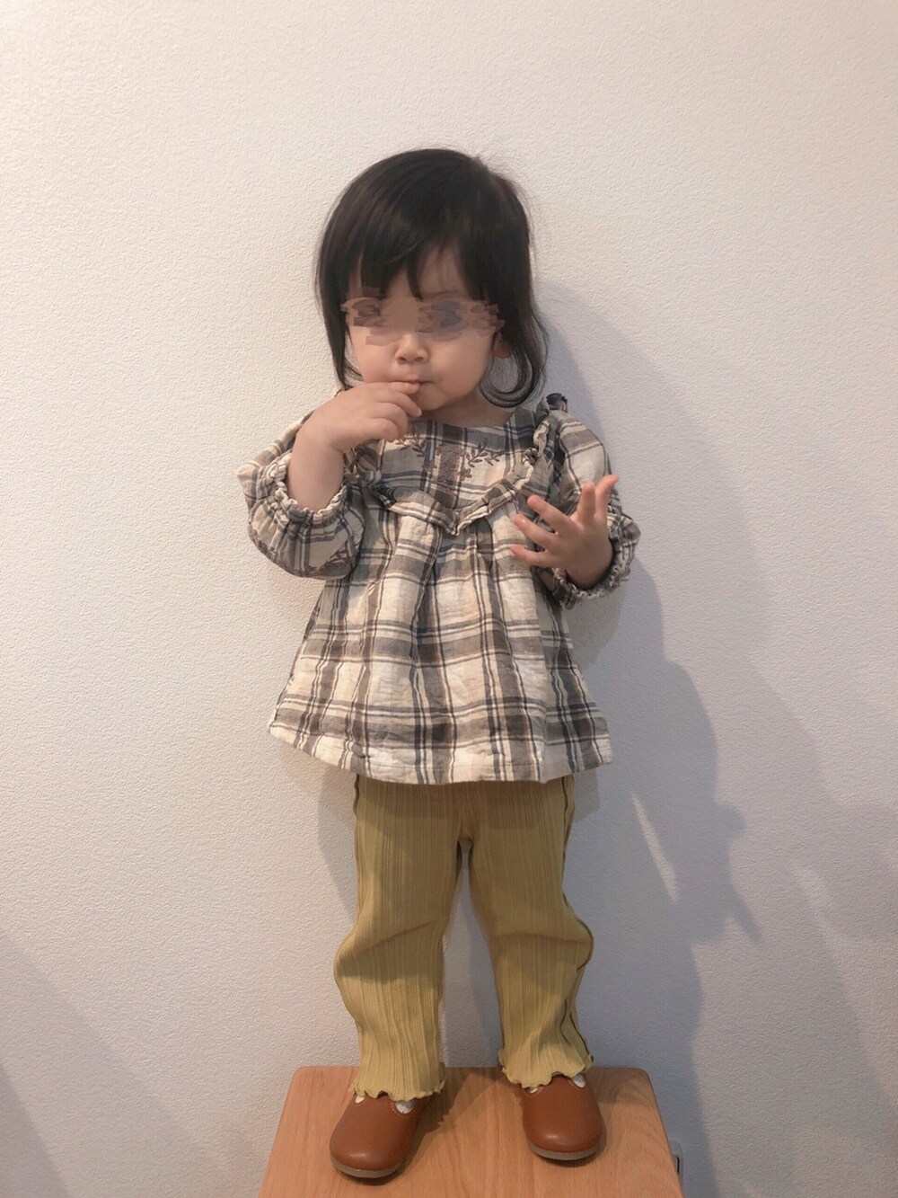 ホワイト系のシャツ/ブラウス、グリーン系のその他パンツ、ブラウン系のシューズを着用したキッズの春コーディネートの3枚目の写真