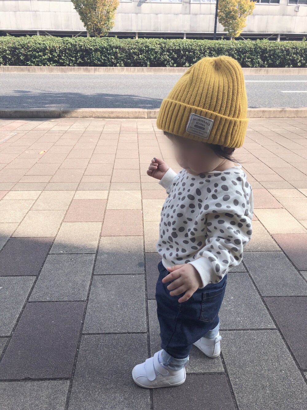 「スウェット、カジュアル、ニット帽、デニムパンツ、白スニーカー、プチプラ、キッズコーデ、1歳、ダルメシアン柄、秋コーデ、おんなのこ、1歳2ヶ月」｜「しまむらのsize80（スウェット、ホワイト系）」を使った、kanchaaさん（キッズ・70cm）の秋コーディネートの3枚目の写真