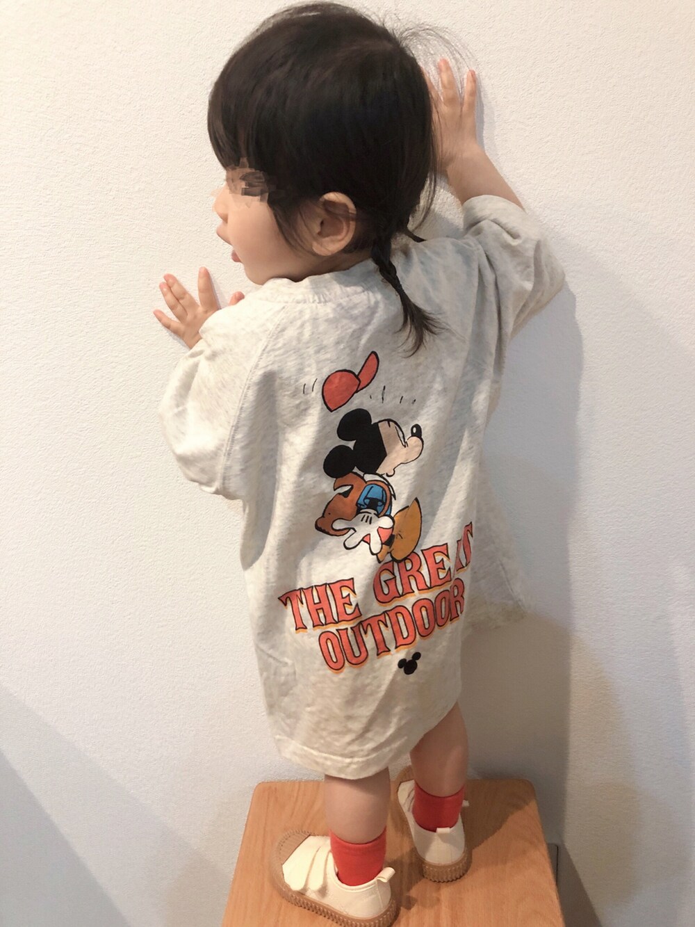 ホワイト系のTシャツ/カットソー、ブラウン系のシャツ/ブラウス、ホワイト系のスニーカーを着用したキッズの春コーディネートの5枚目の写真