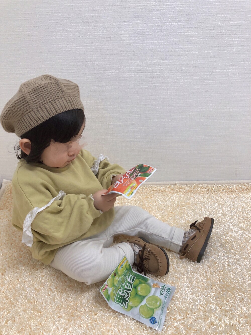 「キッズコーデ、きれいめカジュアル、スウェット、レース、フリル、レギンスパンツ、モカシン、ベレー帽、プチプラ、1歳、1歳5ヶ月、おんなのこ、ビタミンカラー、グミ同盟」｜「しまむらのアイテム（スウェット、イエロー系）」を使った、kanchaaさん（キッズ・80cm）の冬コーディネートの2枚目の写真