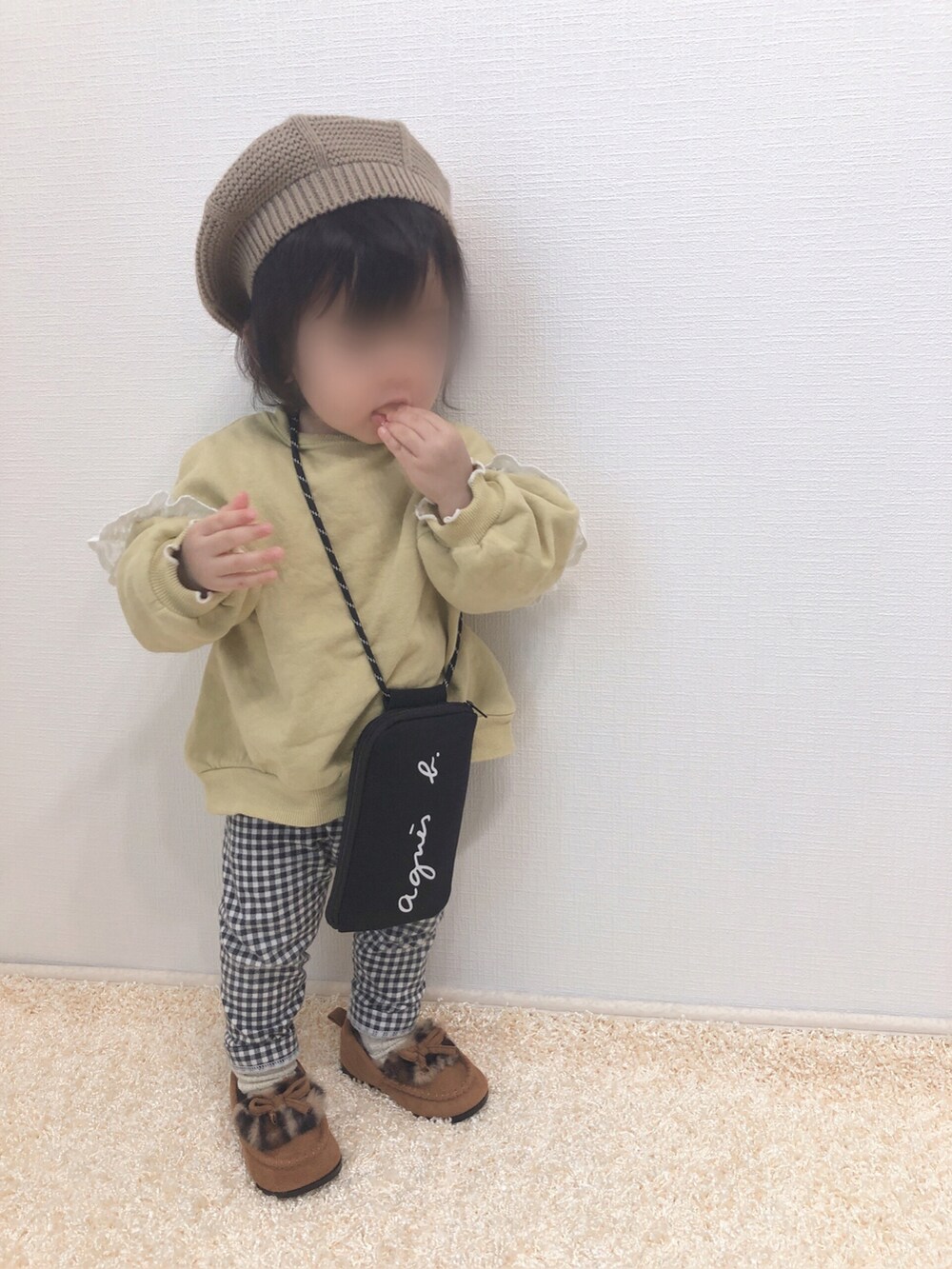 「キッズコーデ、キッズファッション、スウェット、フリル、レギンス、ギンガムチェック、モカシン、レオパード、ベレー帽、ショルダーバッグ、プチプラ、1歳、1歳4ヶ月、おんなのこ、マイベストコーデ2021」｜「しまむらのアイテム（スウェット、イエロー系）」を使った、kanchaaさん（キッズ・80cm）の冬コーディネートの2枚目の写真