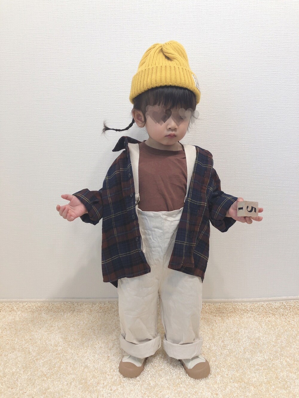 ブラウン系のTシャツ/カットソー、ブラウン系のシャツ/ブラウス、ホワイト系のサロペット/オーバーオールを着用したキッズの秋コーディネートの2枚目の写真