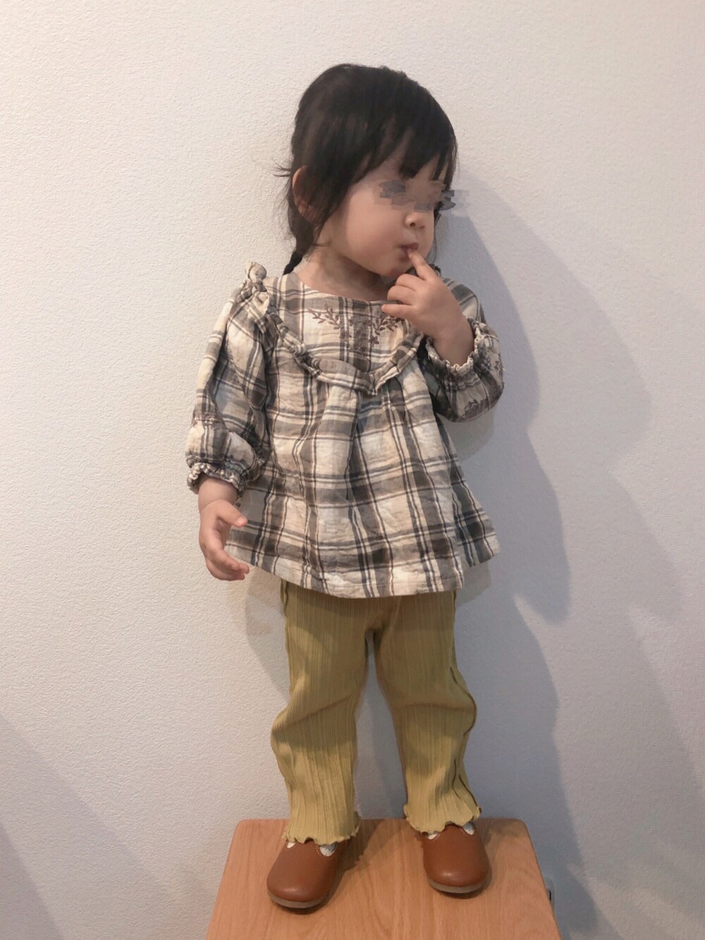 ホワイト系のシャツ/ブラウス、グリーン系のその他パンツ、ブラウン系のシューズを着用したキッズの春コーディネートの2枚目の写真