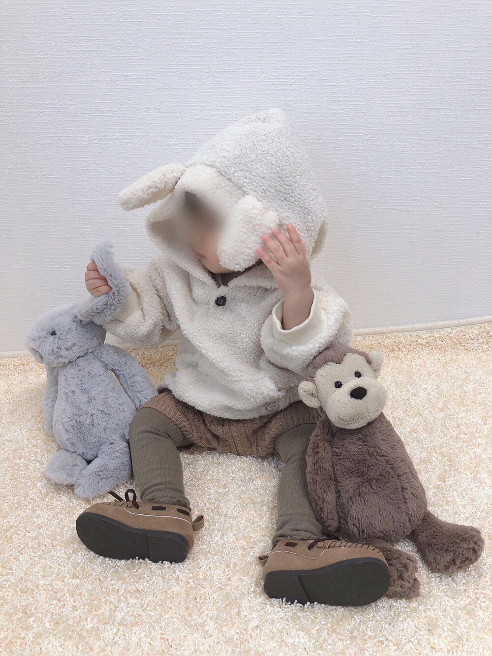 「キッズコーデ、キッズファッション、淡色コーデ、パーカー、うさみみ、ニットパンツ、レギンス、モカシン、もこもこ、プチプラ、1歳、1歳4ヶ月、おんなのこ、デカすぎシリーズ」｜「Birthdayのsize95（パーカー、ホワイト系）」を使った、kanchaaさん（キッズ・80cm）の冬コーディネートの3枚目の写真