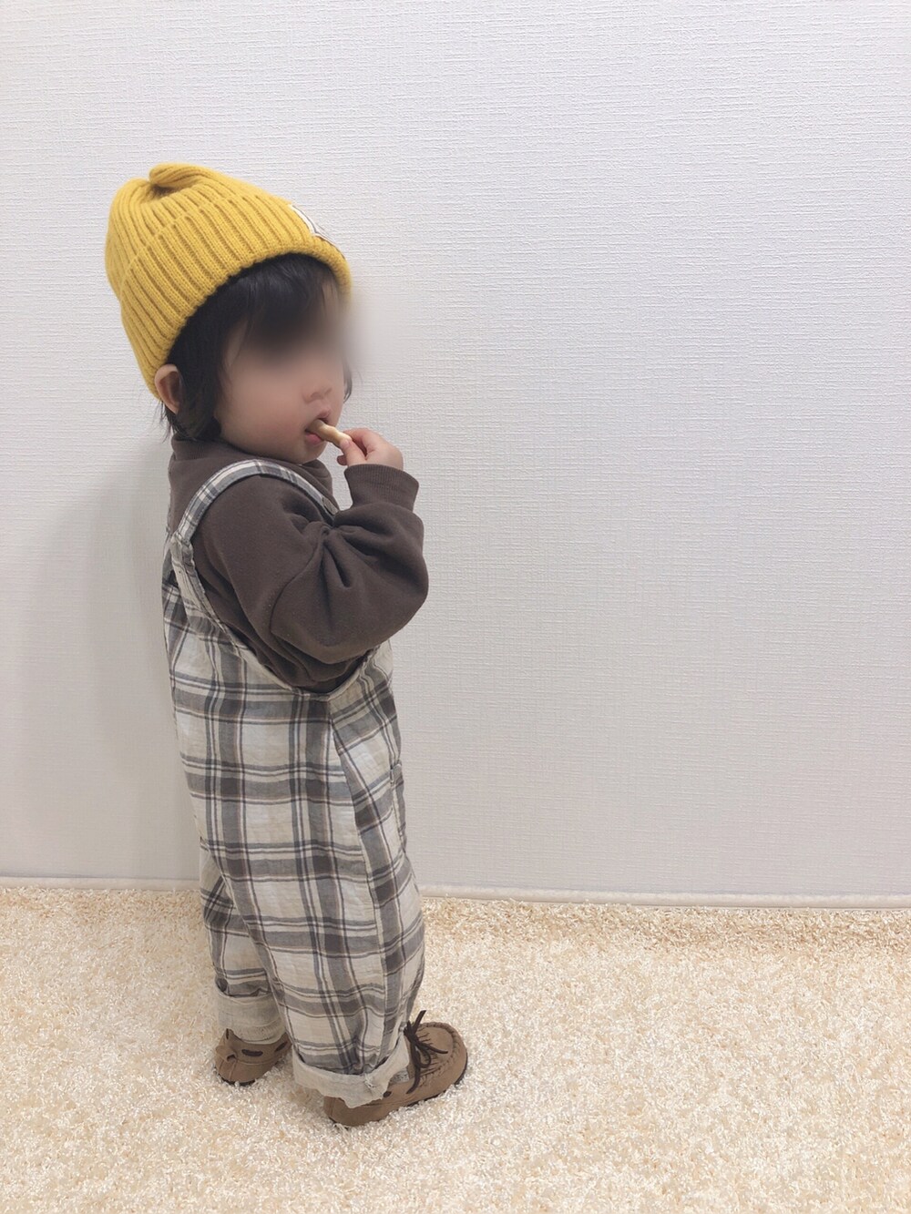 「キッズコーデ、キッズファッション、カジュアル、スウェット、サロペット、チェック、モカシン、ニット帽、チェック柄に恋してる、プチプラ、1歳、1歳4ヶ月、おんなのこ、マイベストコーデ2021」｜「PEANUTSのsize90（スウェット、ブラウン系）」を使った、kanchaaさん（キッズ・80cm）の冬コーディネートの2枚目の写真