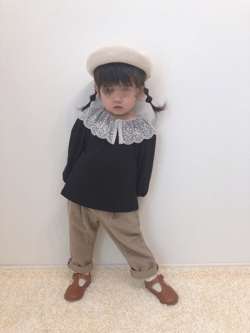 ブラック系のTシャツ/カットソー、ブラウン系のパンツ、ブラウン系のシューズを着用したキッズの秋コーディネートの2枚目の写真