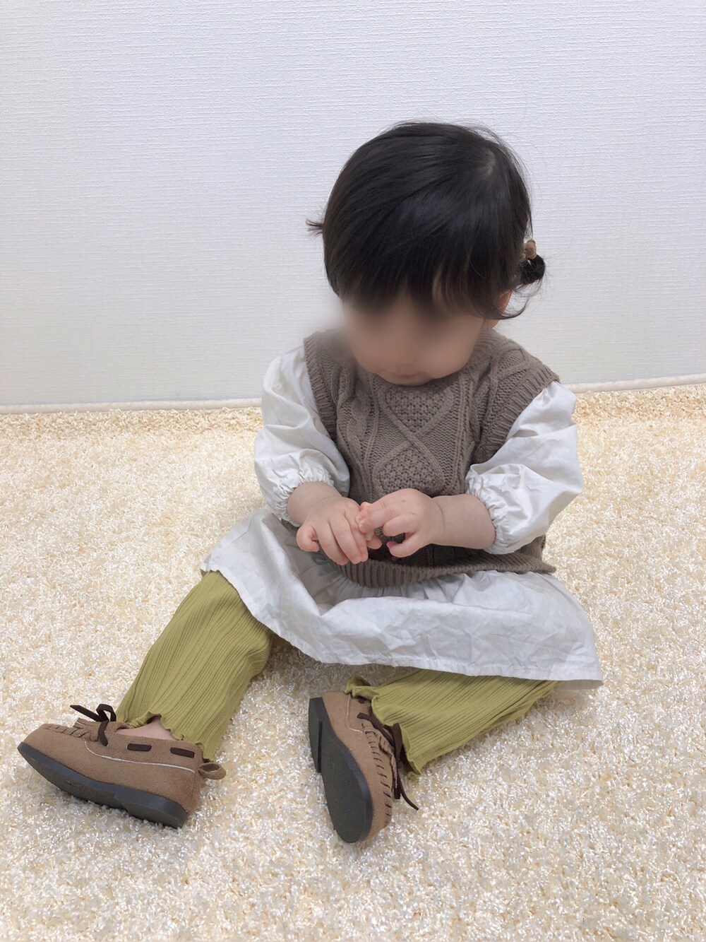 ブラウン系のシャツ/ブラウス、グリーン系のその他パンツ、ベージュ系のモカシン/デッキシューズを着用したキッズの冬コーディネートの3枚目の写真