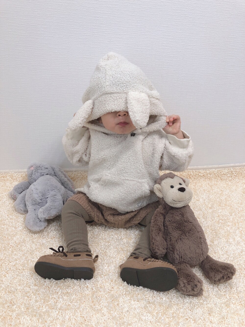 「キッズコーデ、キッズファッション、淡色コーデ、パーカー、うさみみ、ニットパンツ、レギンス、モカシン、もこもこ、プチプラ、1歳、1歳4ヶ月、おんなのこ、デカすぎシリーズ」｜「Birthdayのsize95（パーカー、ホワイト系）」を使った、kanchaaさん（キッズ・80cm）の冬コーディネートの2枚目の写真