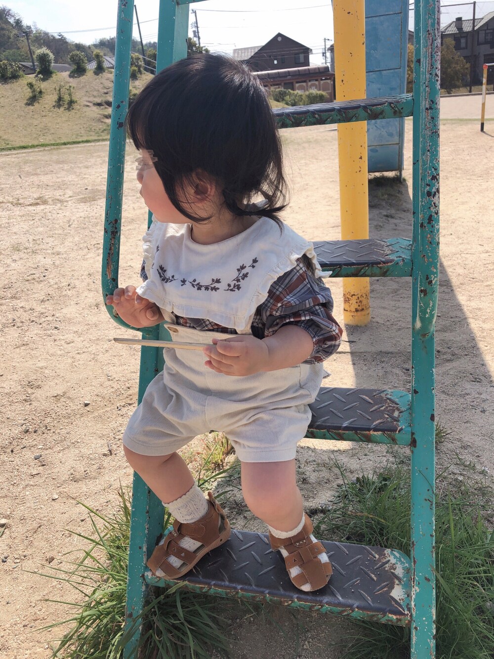 その他のシャツ/ブラウス、ホワイト系のサロペット/オーバーオール、ブラウン系のサンダルを着用したキッズの春コーディネートの2枚目の写真