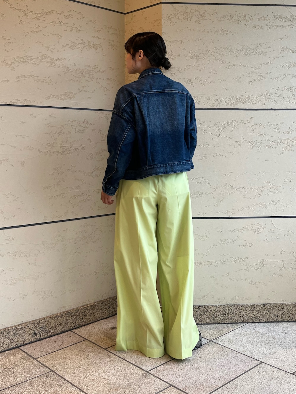 グリーン系のその他パンツ、グレー系のスニーカー、ブルー系のデニムジャケットを着用したレディースの夏コーディネートの3枚目の写真