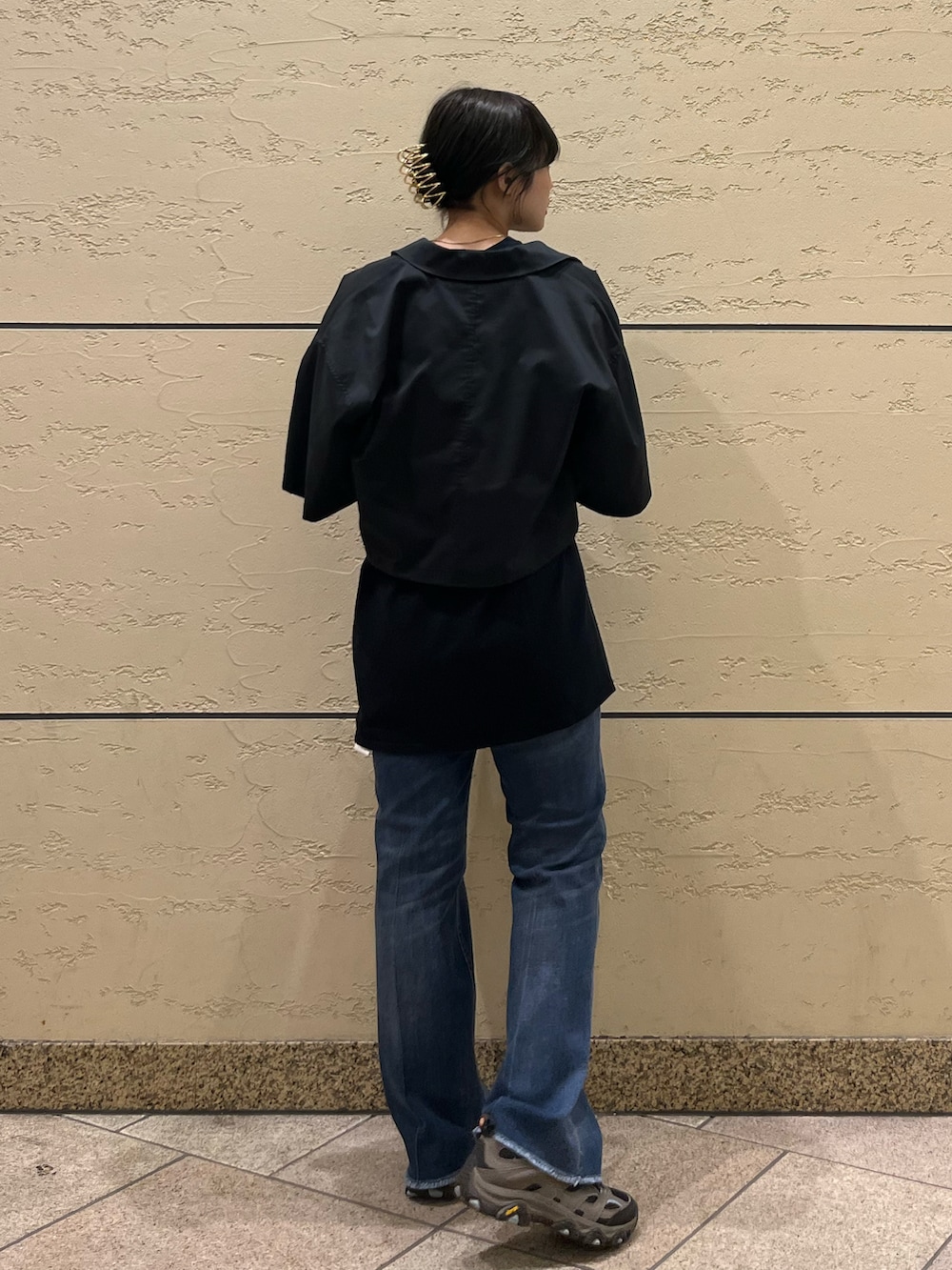 ブラック系のシャツ/ブラウス、ブルー系のデニムパンツ、グレー系のスニーカーを着用したレディースの夏コーディネートの2枚目の写真