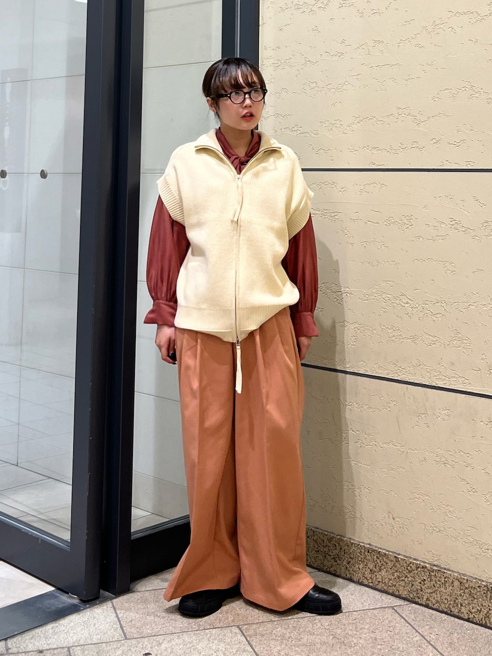 ブラック系のスニーカー、ピンク系のその他パンツ、ピンク系のシャツ/ブラウスを着用したレディースの秋コーディネートの3枚目の写真