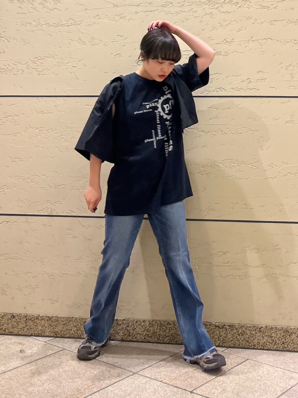 ブラック系のシャツ/ブラウス、ブルー系のデニムパンツ、グレー系のスニーカーを着用したレディースの夏コーディネートの3枚目の写真