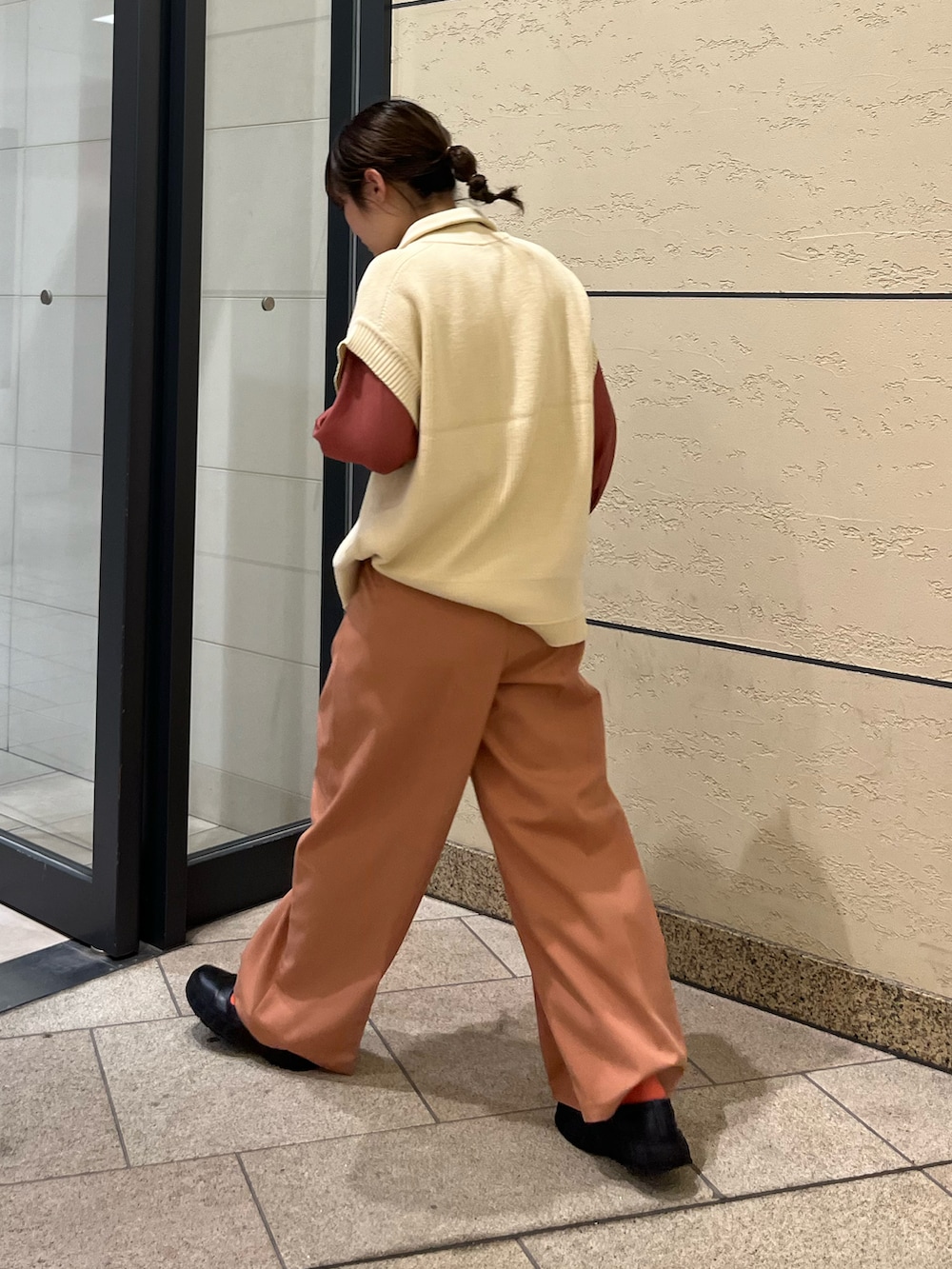 ブラック系のスニーカー、ピンク系のその他パンツ、ピンク系のシャツ/ブラウスを着用したレディースの秋コーディネートの2枚目の写真