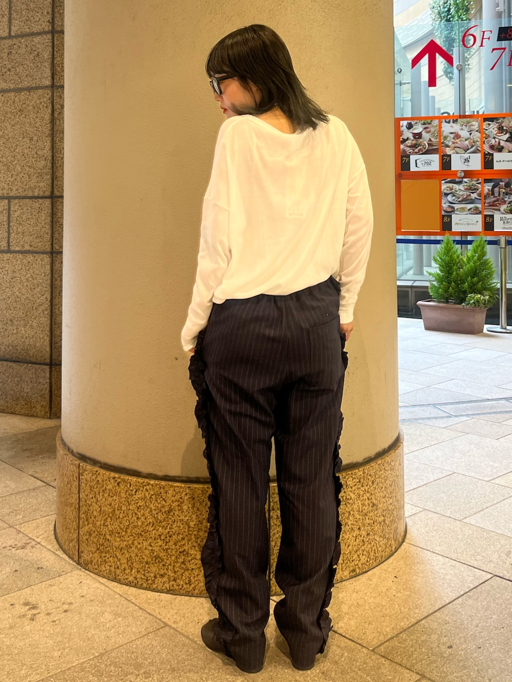 ホワイト系のTシャツ/カットソー、ブラック系のブーツを着用したレディースの秋コーディネートの3枚目の写真