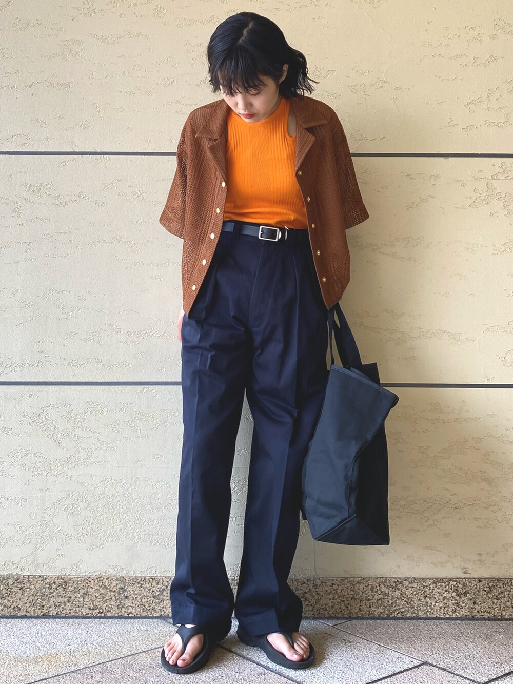 オレンジ系のタンクトップ、その他のパンツ、ブラック系のトートバッグを着用したレディースの夏コーディネートの2枚目の写真