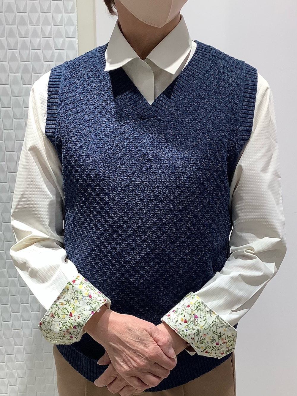 イエロー系のビジネスシャツを着用したメンズの冬コーディネートの2枚目の写真