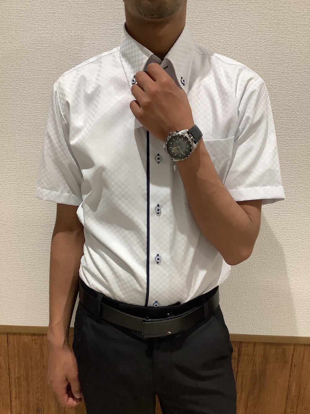 ブルー系のビジネスシャツを着用したメンズの夏コーディネートの2枚目の写真