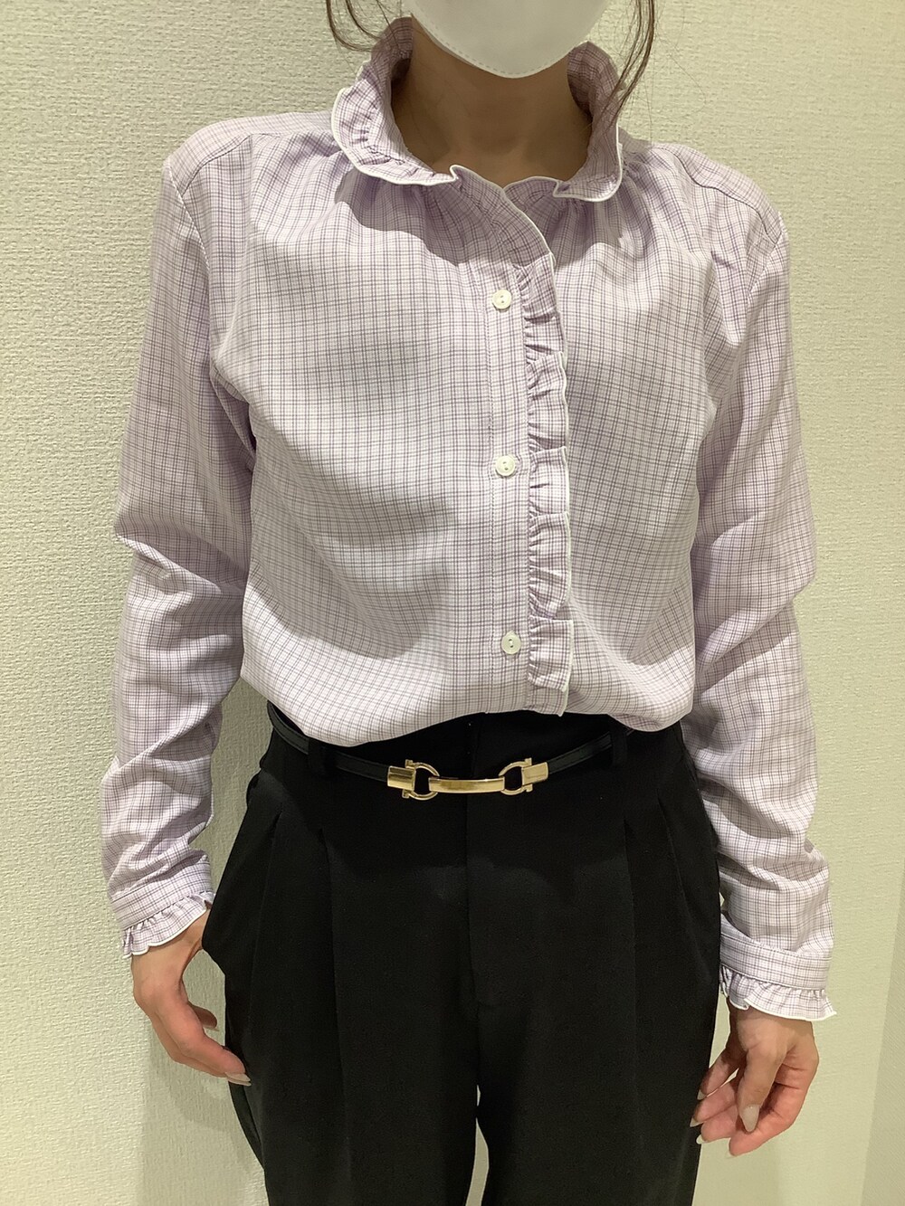 パープル系のシャツ/ブラウスを着用したレディースの秋コーディネートの3枚目の写真