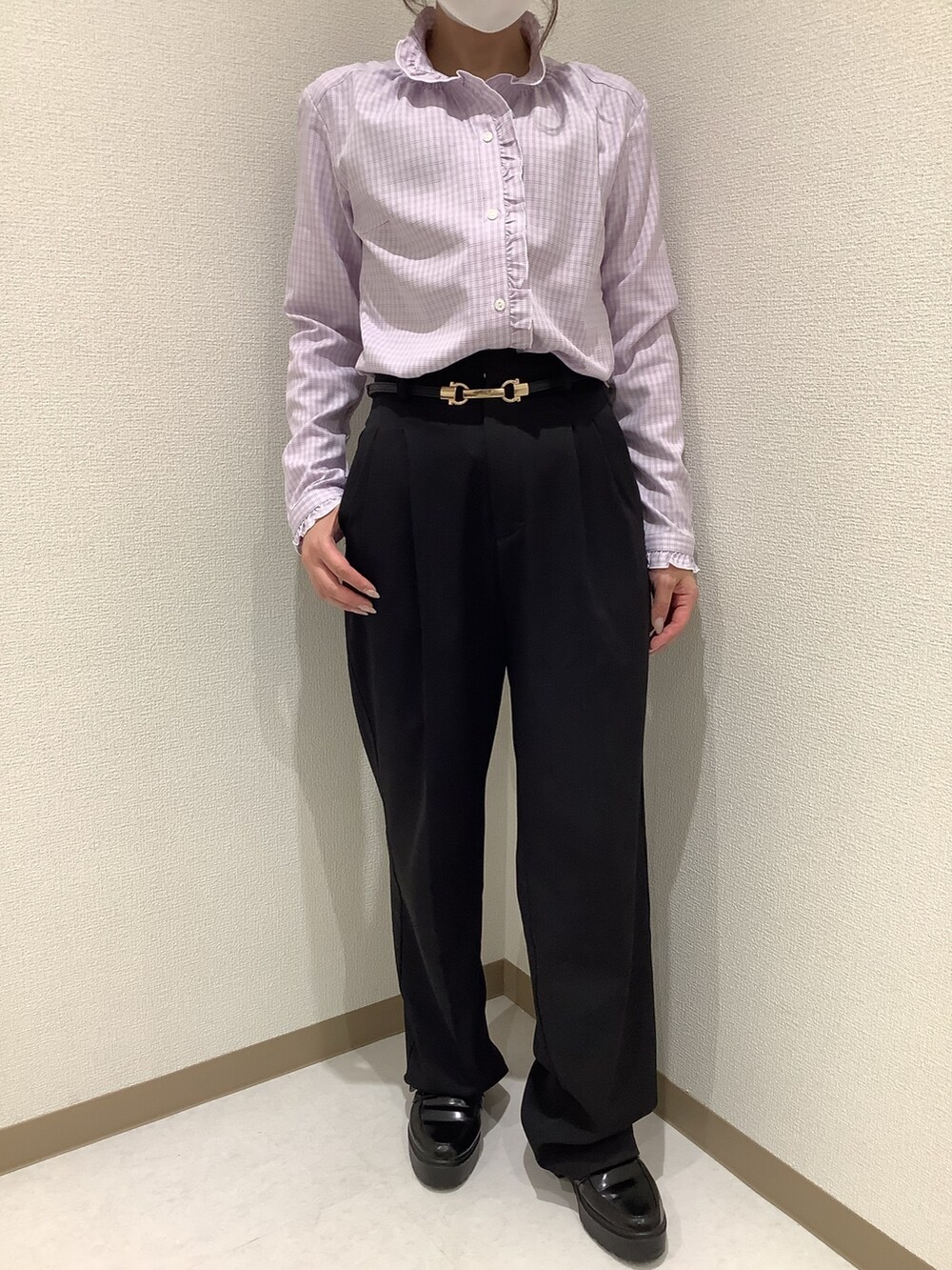 パープル系のシャツ/ブラウスを着用したレディースの秋コーディネートの2枚目の写真