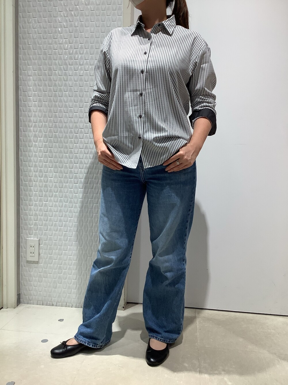 グレー系のビジネスシャツ、グレー系のベストを着用したレディースの秋コーディネートの2枚目の写真