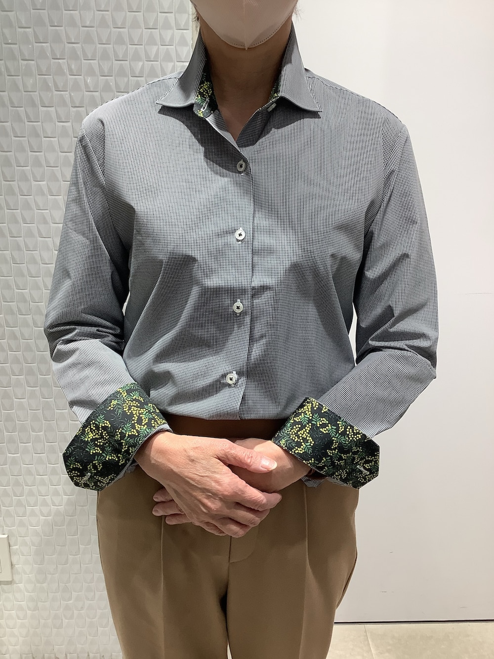 ブラック系のビジネスシャツを着用したメンズの冬コーディネートの2枚目の写真