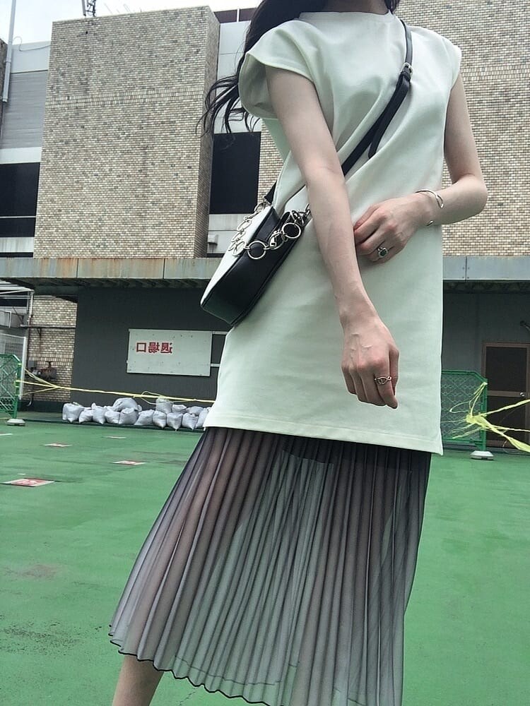 ホワイト系のワンピース、ブルー系のスカート、ブラック系のハンドバッグを着用したレディースの夏コーディネートの2枚目の写真