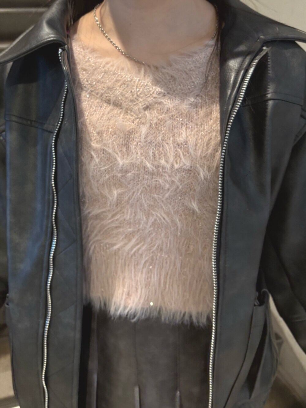 グレー系のスカート、その他のブーツ、ブラック系のブルゾンを着用したレディースの冬コーディネートの4枚目の写真