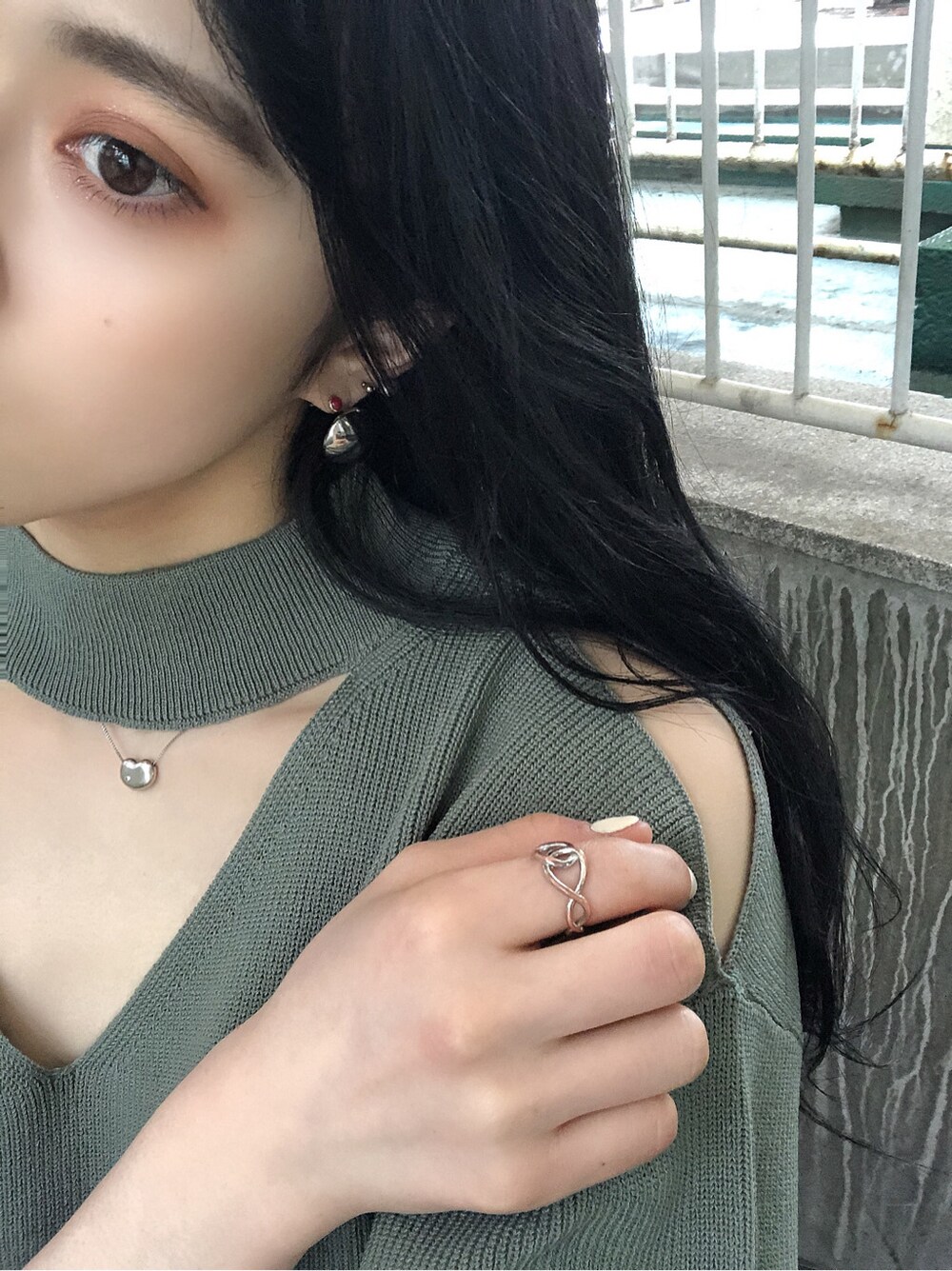 ホワイト系のスカート、ホワイト系のサンダル、ベージュ系のニット/セーターを着用したレディースの春コーディネートの3枚目の写真