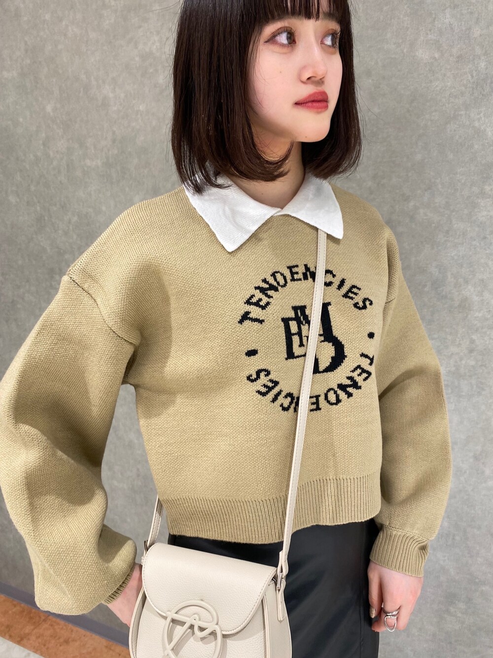 ブラック系のブーツ、ベージュ系のニット/セーター、その他のスカートを着用したレディースの秋コーディネートの3枚目の写真