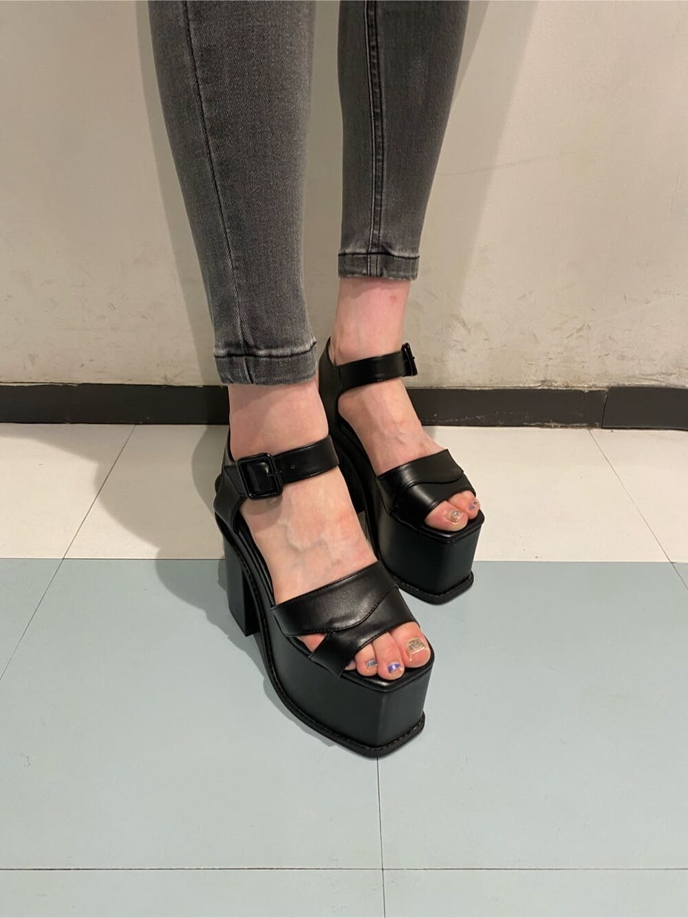 ブラック系のTシャツ/カットソー、グレー系のデニムパンツ、ブラック系のブーツを着用したレディースの夏コーディネートの5枚目の写真