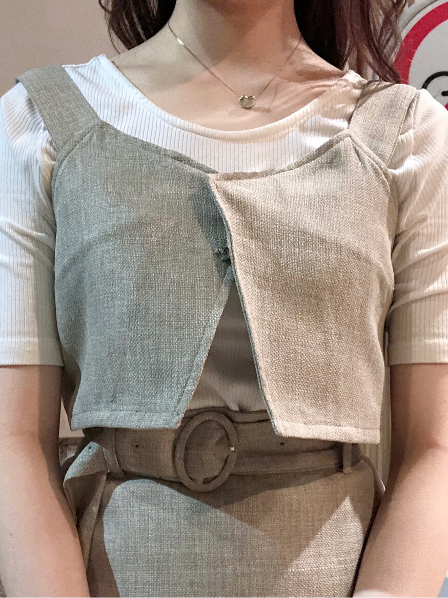 ホワイト系のパンプス、グレー系のシャツ/ブラウス、グレー系のスカートを着用したレディースの春コーディネートの3枚目の写真