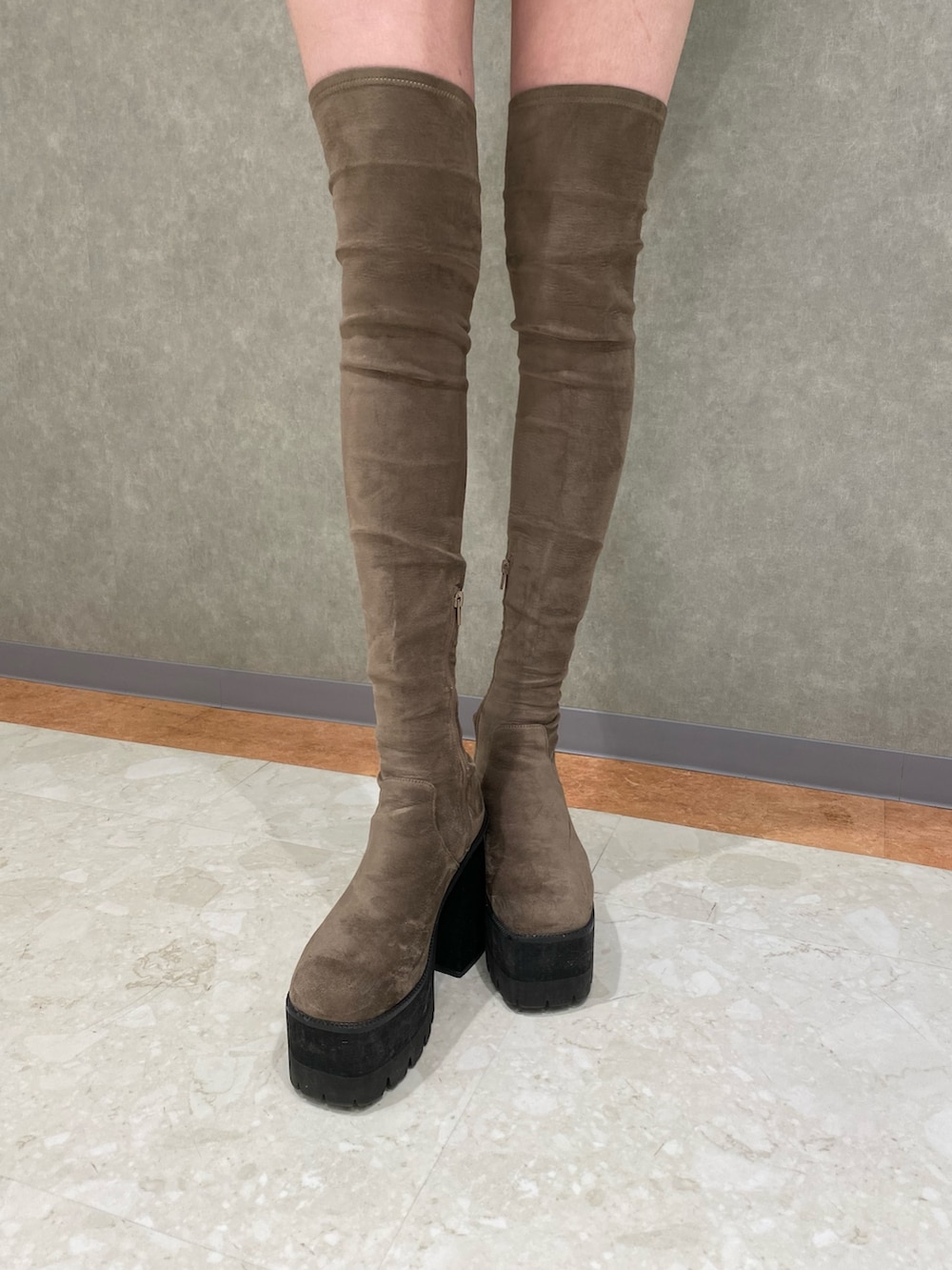 ブラック系のニット/セーター、ブラック系のブーツ、ブラック系のスカートを着用したレディースの冬コーディネートの5枚目の写真