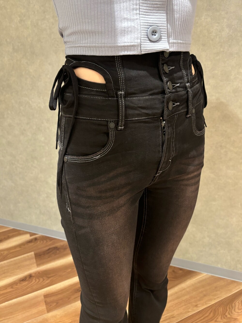 ブラック系のデニムパンツ、ブルー系のTシャツ/カットソー、ブラック系のサンダルを着用したレディースの夏コーディネートの5枚目の写真