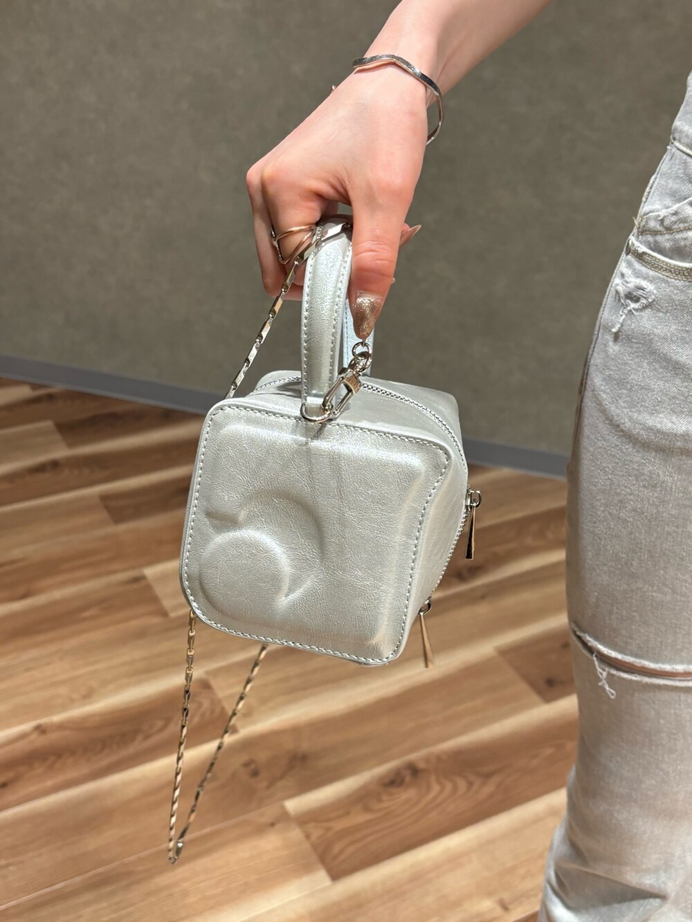 ホワイト系のデニムパンツ、ブルー系のTシャツ/カットソー、ピンク系のハンドバッグを着用したレディースの夏コーディネートの6枚目の写真