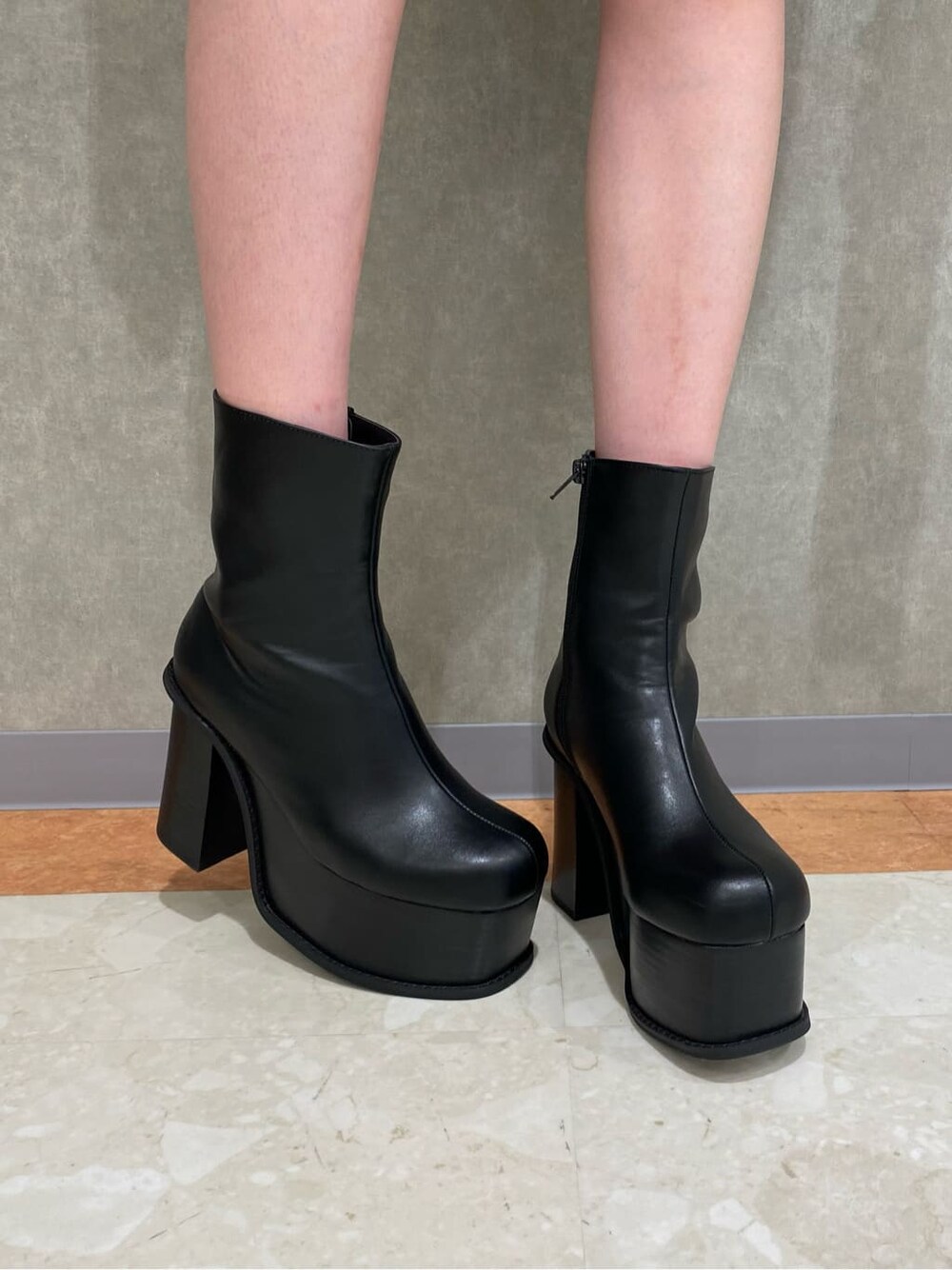 ブラック系のブーツ、その他のスカート、その他のニット/セーターを着用したレディースの秋コーディネートの6枚目の写真