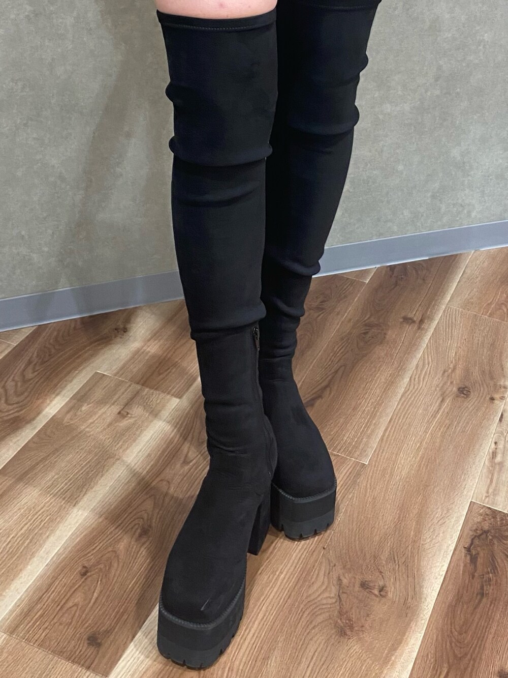 ブラック系のブーツ、ブラック系のハンドバッグ、ベージュ系のワンピースを着用したレディースの秋コーディネートの7枚目の写真