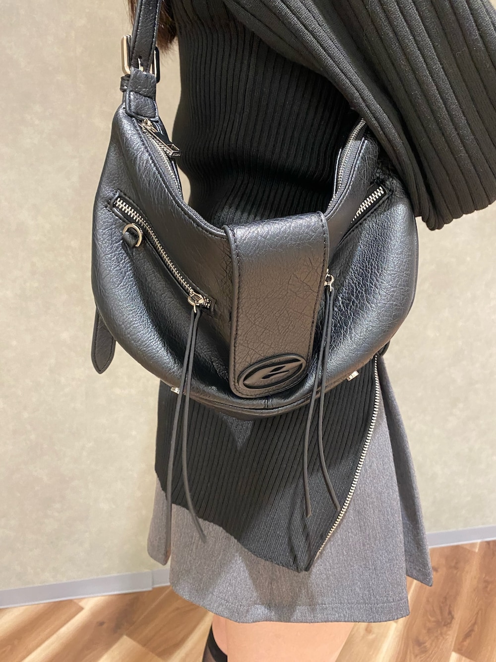 ベージュ系のスカート、ブラック系のブーツ、ブラック系のニット/セーターを着用したレディースの冬コーディネートの6枚目の写真