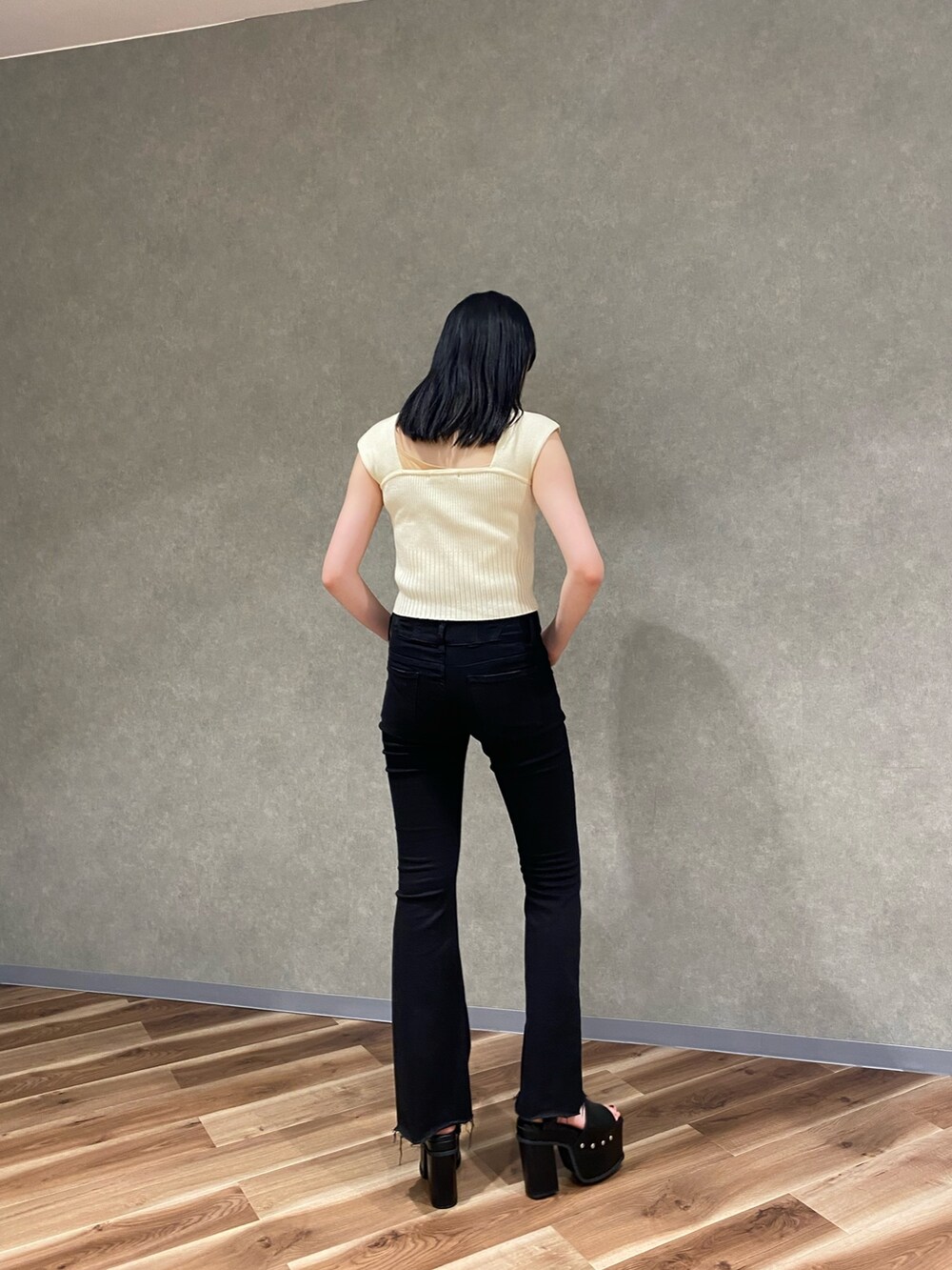 ブラック系のデニムパンツ、ブラック系のサンダルを着用したレディースの夏コーディネートの3枚目の写真