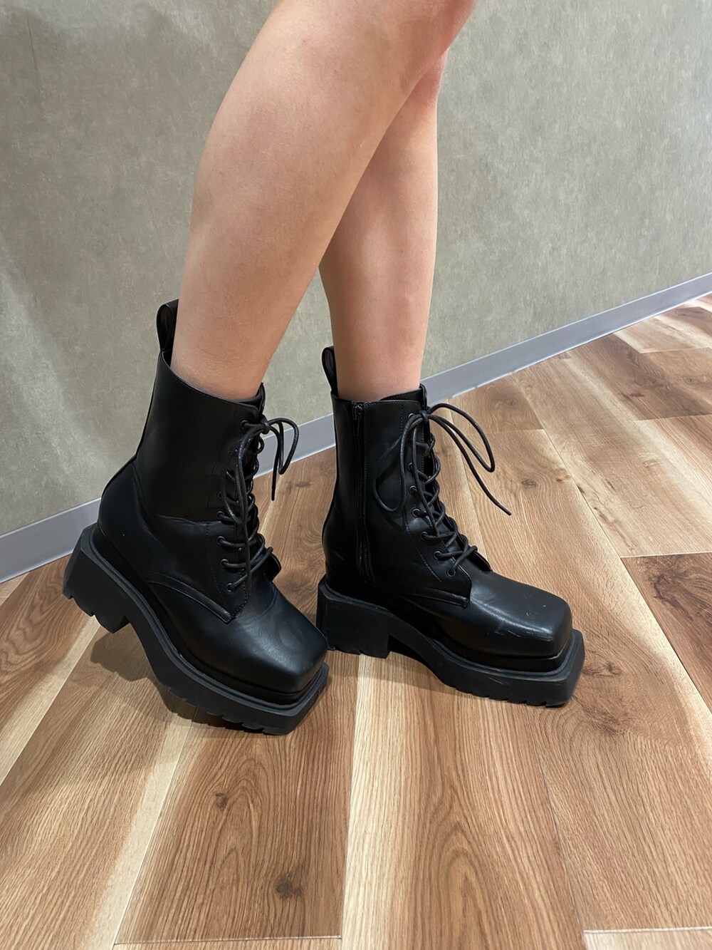 ブラック系のスカート、ブラック系のブーツ、その他のTシャツ/カットソーを着用したレディースの春コーディネートの6枚目の写真