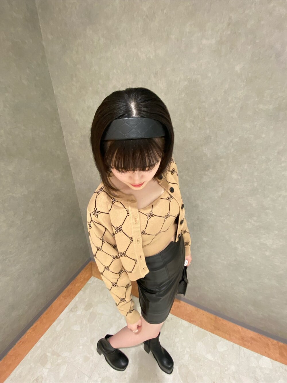 ブラック系のブーツ、その他のスカート、その他のニット/セーターを着用したレディースの秋コーディネートの3枚目の写真