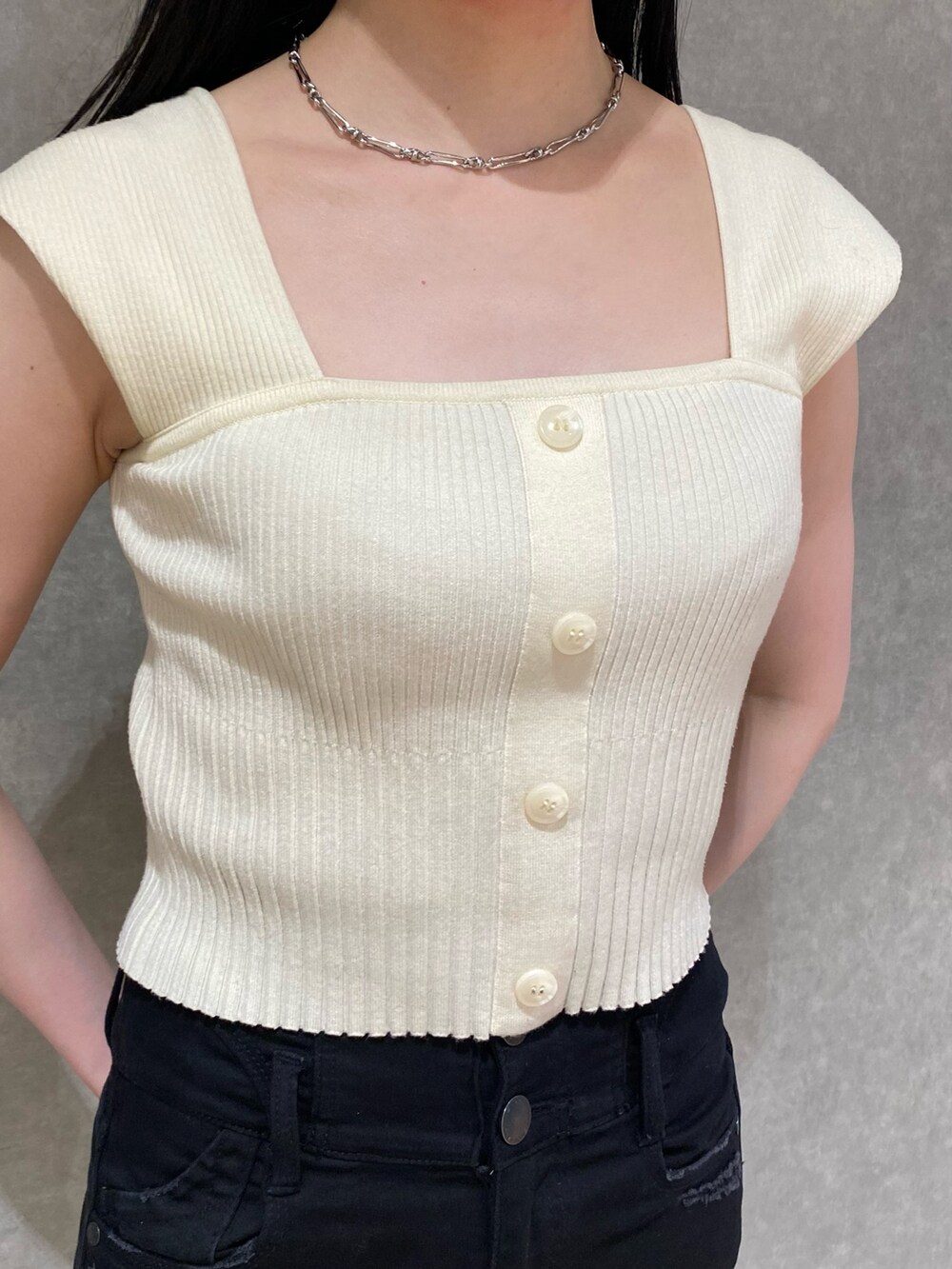 ブラック系のデニムパンツ、ブラック系のサンダルを着用したレディースの夏コーディネートの4枚目の写真