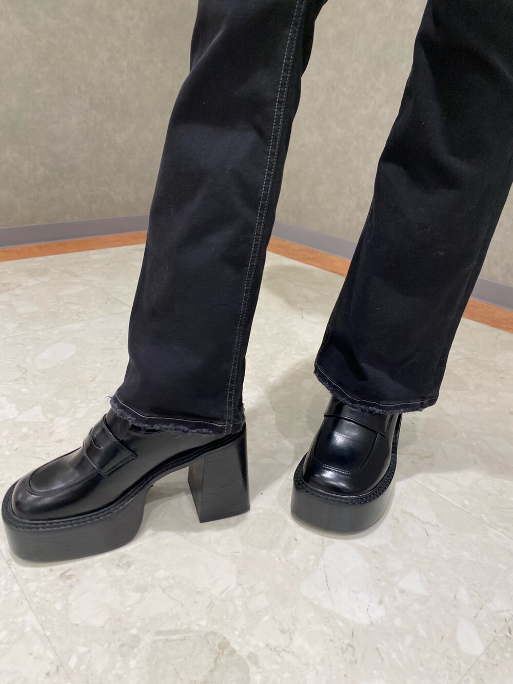 ブラック系のデニムパンツ、グレー系のニット/セーターを着用したレディースの冬コーディネートの5枚目の写真