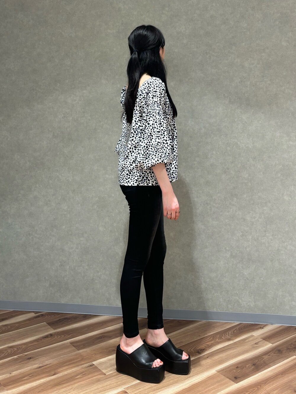 ブラック系のデニムパンツ、シルバー系のサンダル、その他のTシャツ/カットソーを着用したレディースの春コーディネートの2枚目の写真