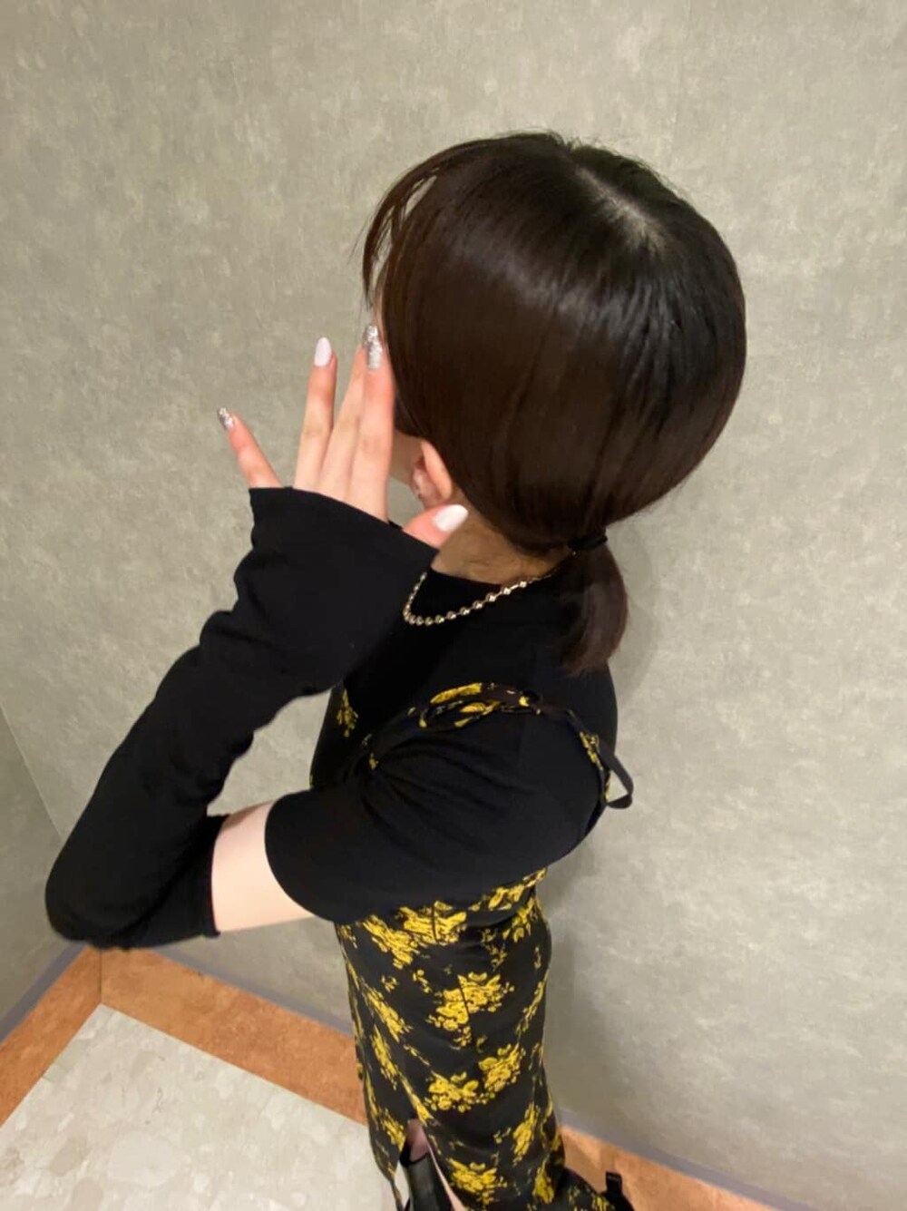 その他のワンピース、ブラック系のブーツ、ブラック系のTシャツ/カットソーを着用したレディースの夏コーディネートの3枚目の写真