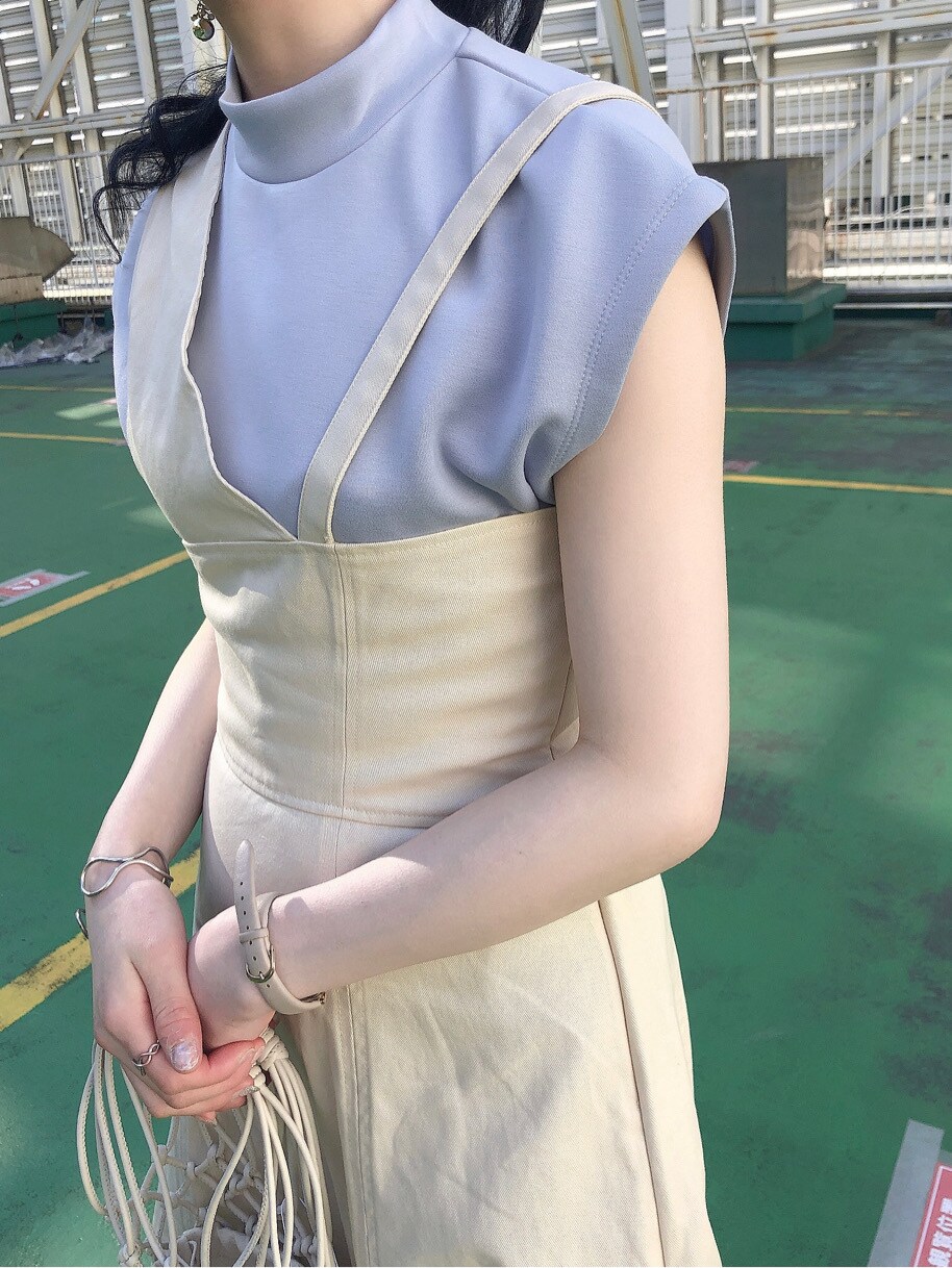 ホワイト系のハンドバッグ、ホワイト系のワンピース、ホワイト系のパンプスを着用したレディースの春コーディネートの2枚目の写真