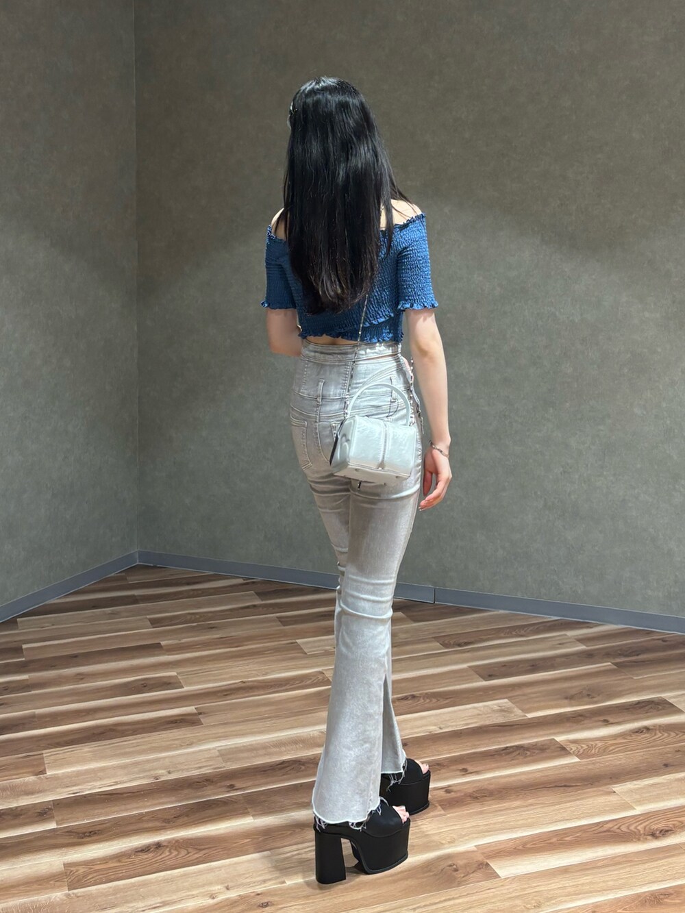 ホワイト系のデニムパンツ、ブルー系のTシャツ/カットソー、ピンク系のハンドバッグを着用したレディースの夏コーディネートの3枚目の写真